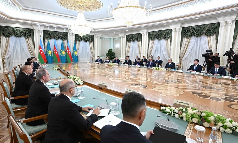 Мемлекет басшысы қазақ-әзербайжан қатынастарының жоғары деңгейге жетуіне, ең алдымен, Президент Ильхам Әлиев елеулі үлес қосқанына назар аударды