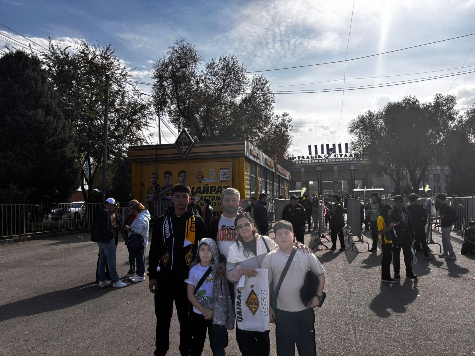 Қазақстанның түкпір-түкпірінен және шетелдерден келген жанкүйерлер «Қайрат» пен «Астана» матчына Алматыға жиналды