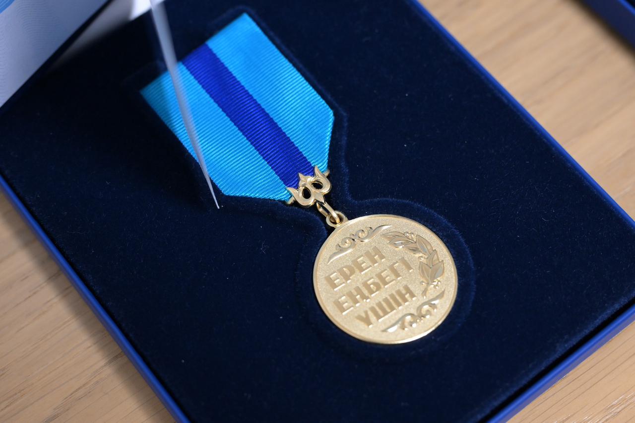 Республика күніне орай Дархан Сатыбалды Мемлекет басшысының атынан алматылықтарға мемлекеттік наградалар табыстады