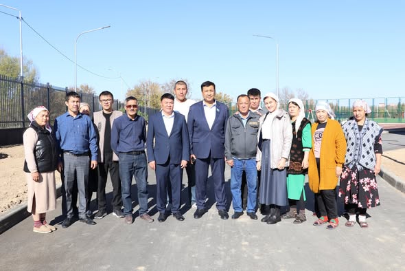 БІРГЕ КӨГЕРГЕН МЕКТЕП АУЛАСЫ