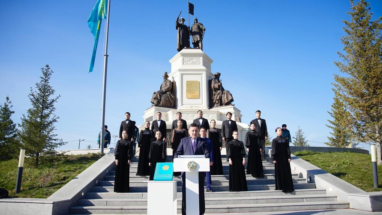 ШҚО-да Мемлекеттік ту көтеру рәсімі өтті