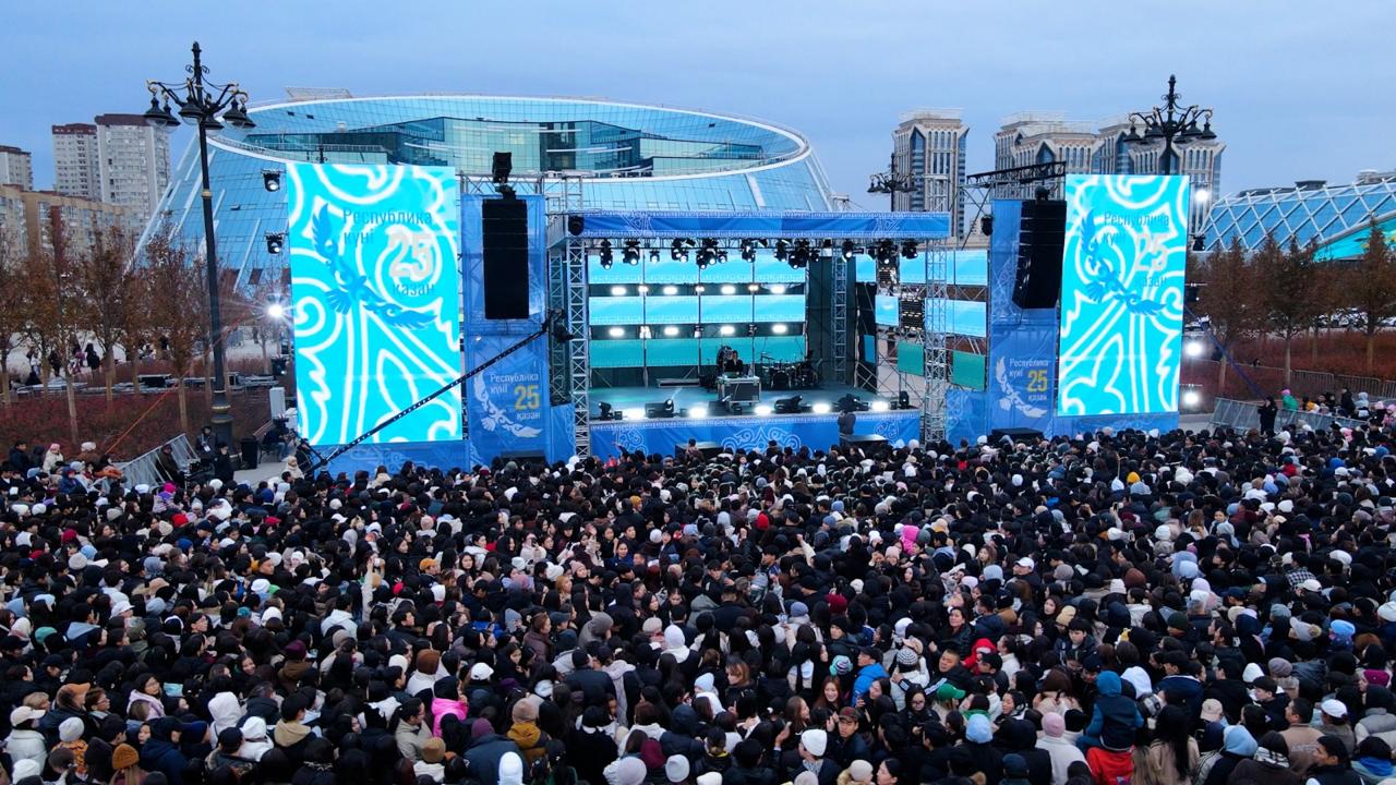 Жүздеген қала тұрғыны «Қазақ елі» монументінің жанына жиналды: Астанада Республика күнін қалай атап өтті