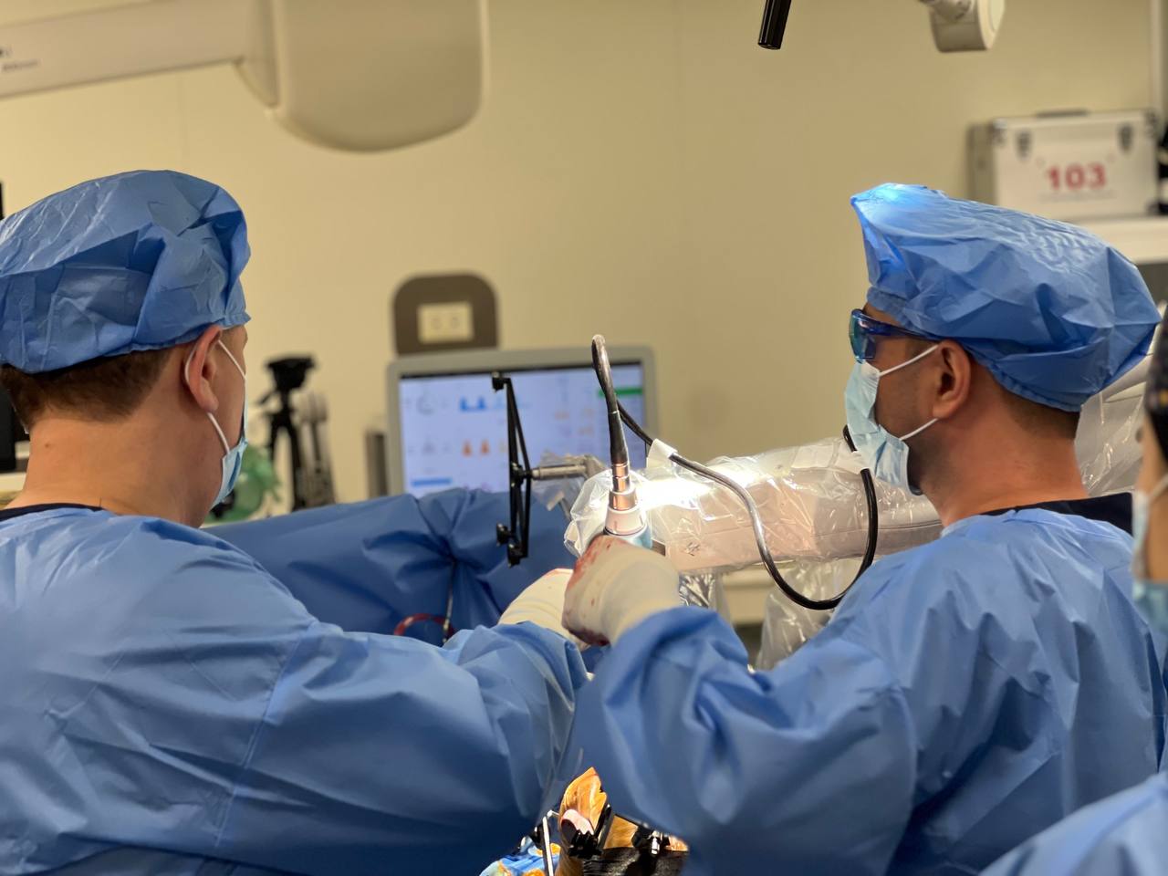 ТАШКЕНТТЕГІ РОБОТ: АЛҒАШҚЫ ЭНДОПРОТЕЗДЕУ ОПЕРАЦИЯЛАРЫ