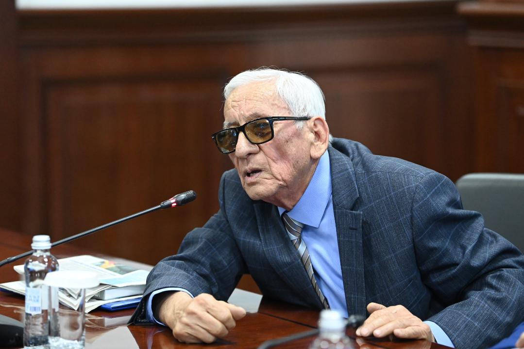 облыс әкімі Нұрлыбек Нәлібаев ұлт руханиятында жасаған қызметімен қоғам құрметіне ие болған белгілі жазушылар Тынымбай Нұрмағамбетовті мерейлі 80 жасқа, Қуандық Түменбаевты 70 жасқа толуына орай құттықтады. Басқосуға қаламгерлердің замандастары, аймағымыздың зиялы қауым өкілдері қатысты.