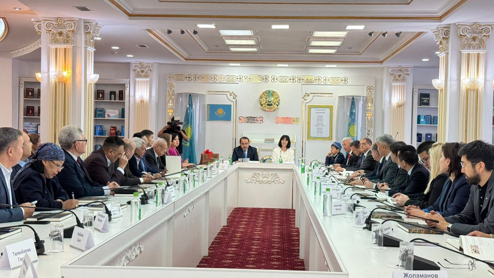 Абай Құнанбайұлының жеті тілге аударылған кітабының тұсауы кесілді