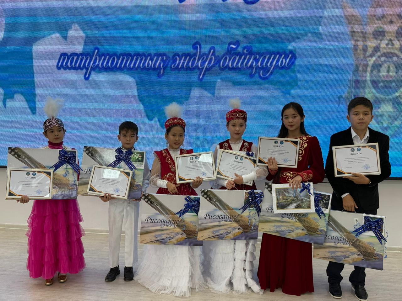 В Доме культуры села Майкумген в честь Дня Республики,  был организован конкурс патриотических песен под названием «Елім менің аңсаған»