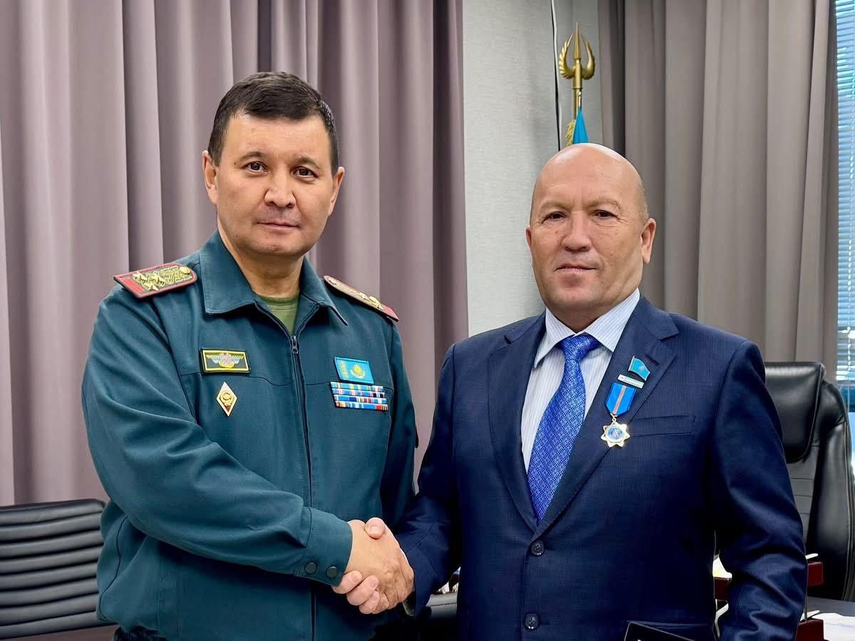 Түркістан облыстық мәслихатының төрағасы «Төтенше жағдайлар министрлігіне 30 жыл» мерекелік медалімен марапатталды.