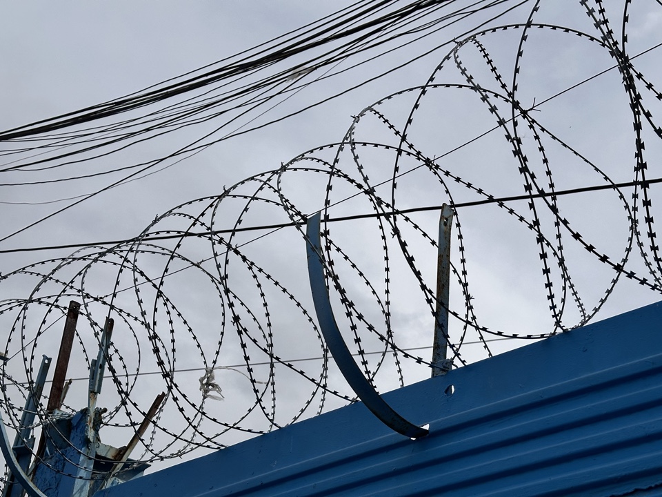 «Түзелемін»: әйелін ұрған еркек екінші мүмкіндік алды, бірақ ШҚО-да сыпырғышты түрме қаупіне айырбастады