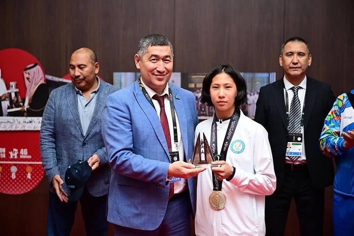 Руслан Есеналин Манамадағы (Бахрейн) III жасөспірімдер Азия ойындарында Астана құрамасының атынан қатысқан Анель Цойды құттықтады
