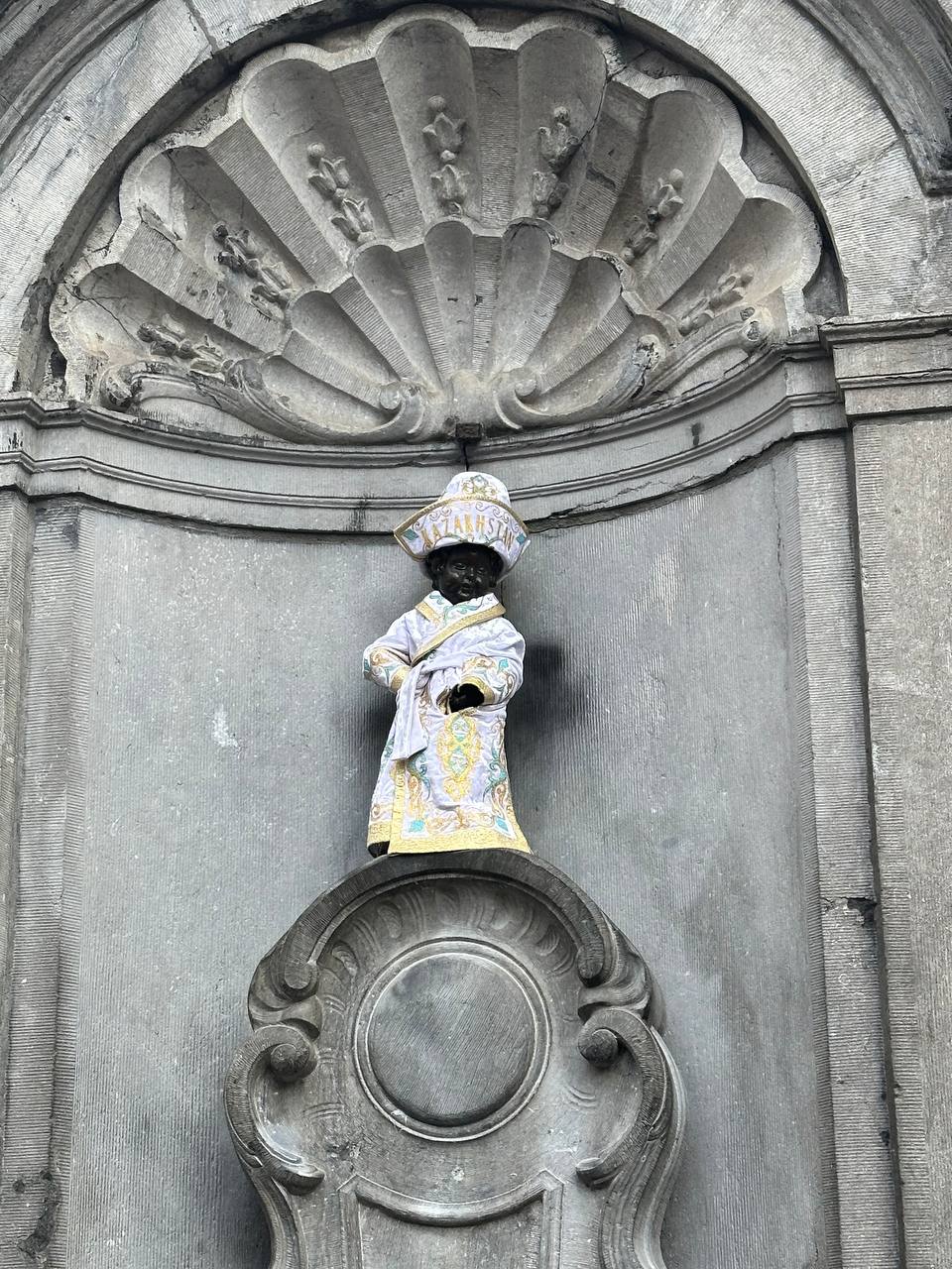 Республика күніне Брюссельдегі “Manneken Pis” мүсініне шапан кигізді