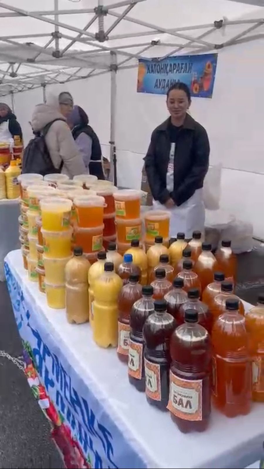 Шығыс Қазақстан фермерлері Алматыға қолжетімді бағада жаңа сойылған ет пен табиғи бал әкелді