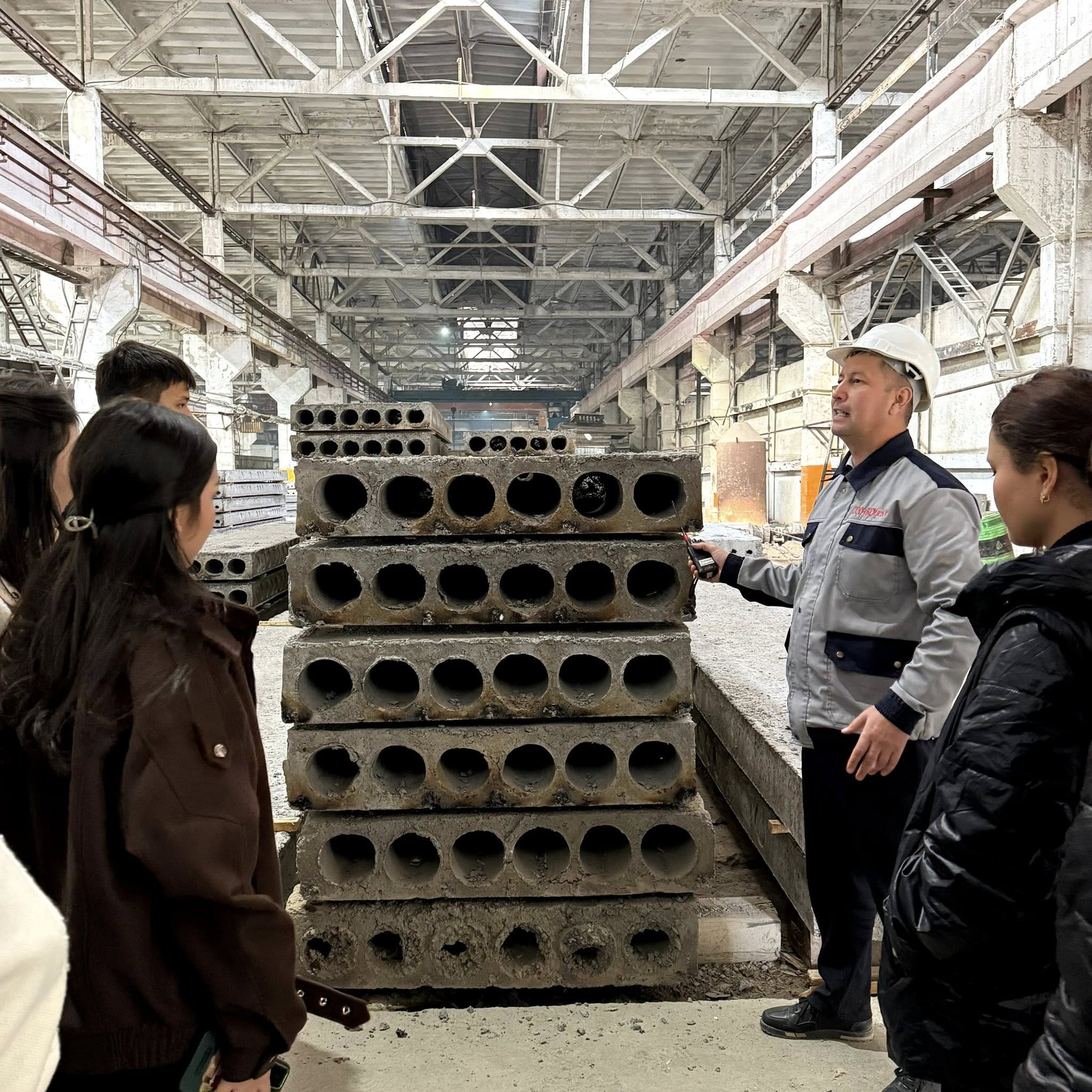 Қызылорда оқушылары өндіріс орнында: темір-бетон зауытының жұмысы мен қазіргі қарқыны