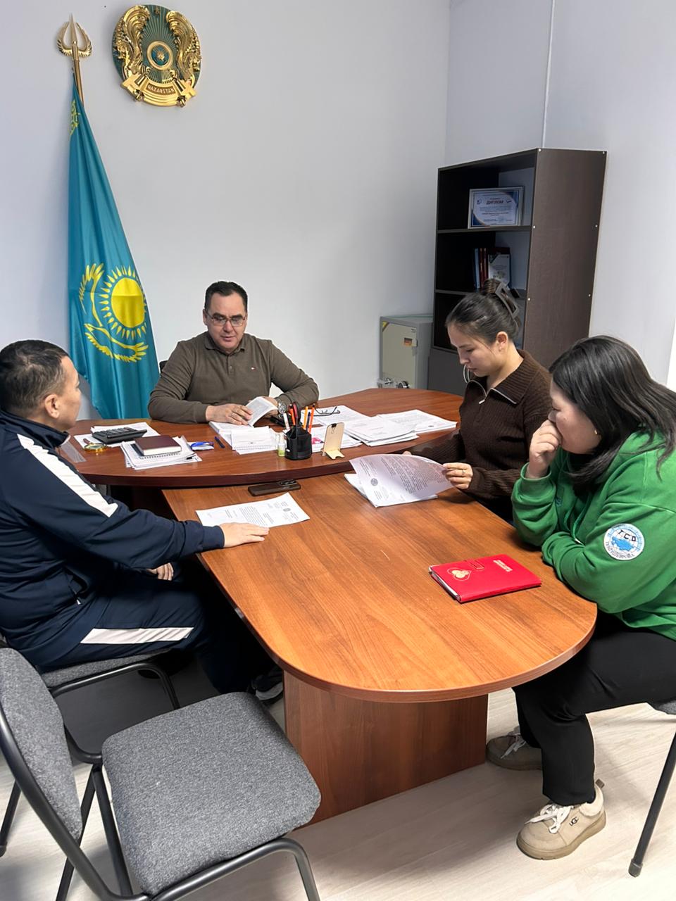 Махамбет аудандық аумақтық сайлау комиссиясы, Дүниежүзілік сайлау күніне орай жасақталған жоспарға сәйкес сайлау науқаны кезінде байқаушылармен қарым-қатынасты қалыптастыру және дауыс беру күні қолданыстағы заңдылық аясында тәуелсіз байқау принципін ұстану мақсатында аккредиттелген қоғамдық ұйым өкілдерімен кездесу өткізілді