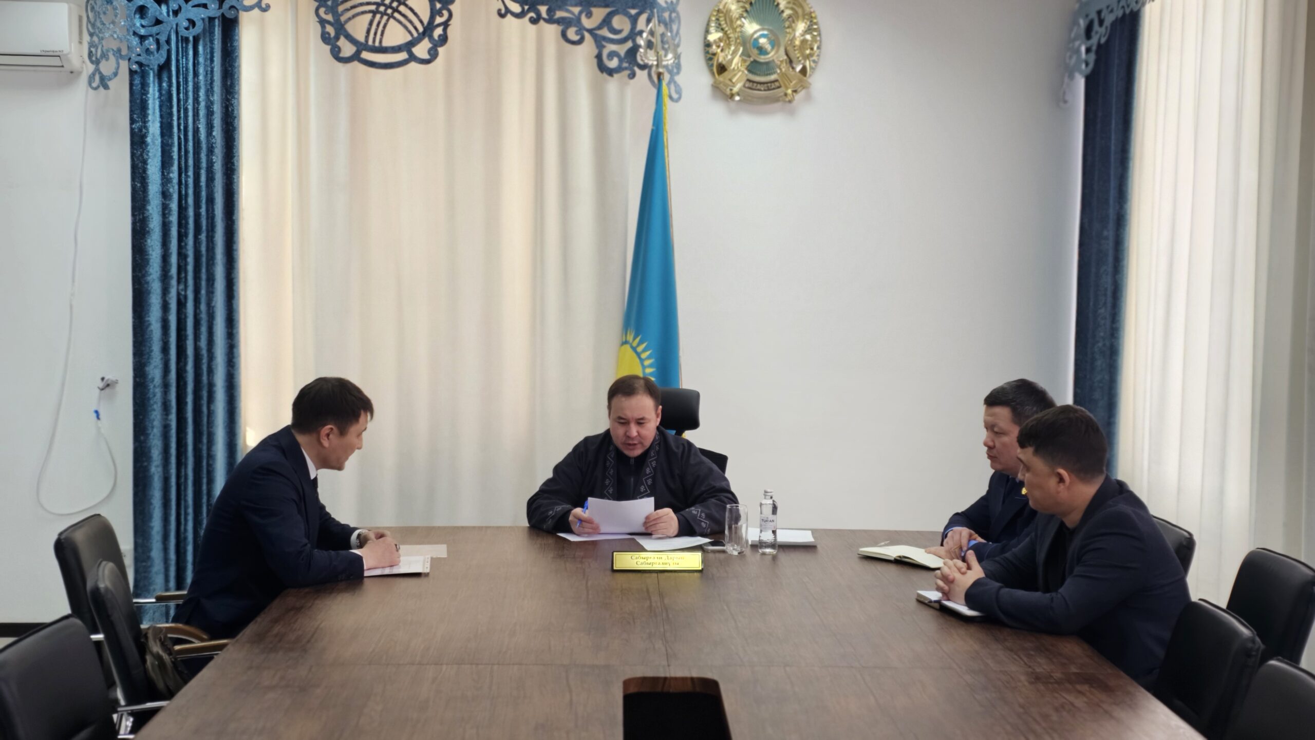 Аудан әкімі азаматтарды жеке мәселелері бойынша қабылдады