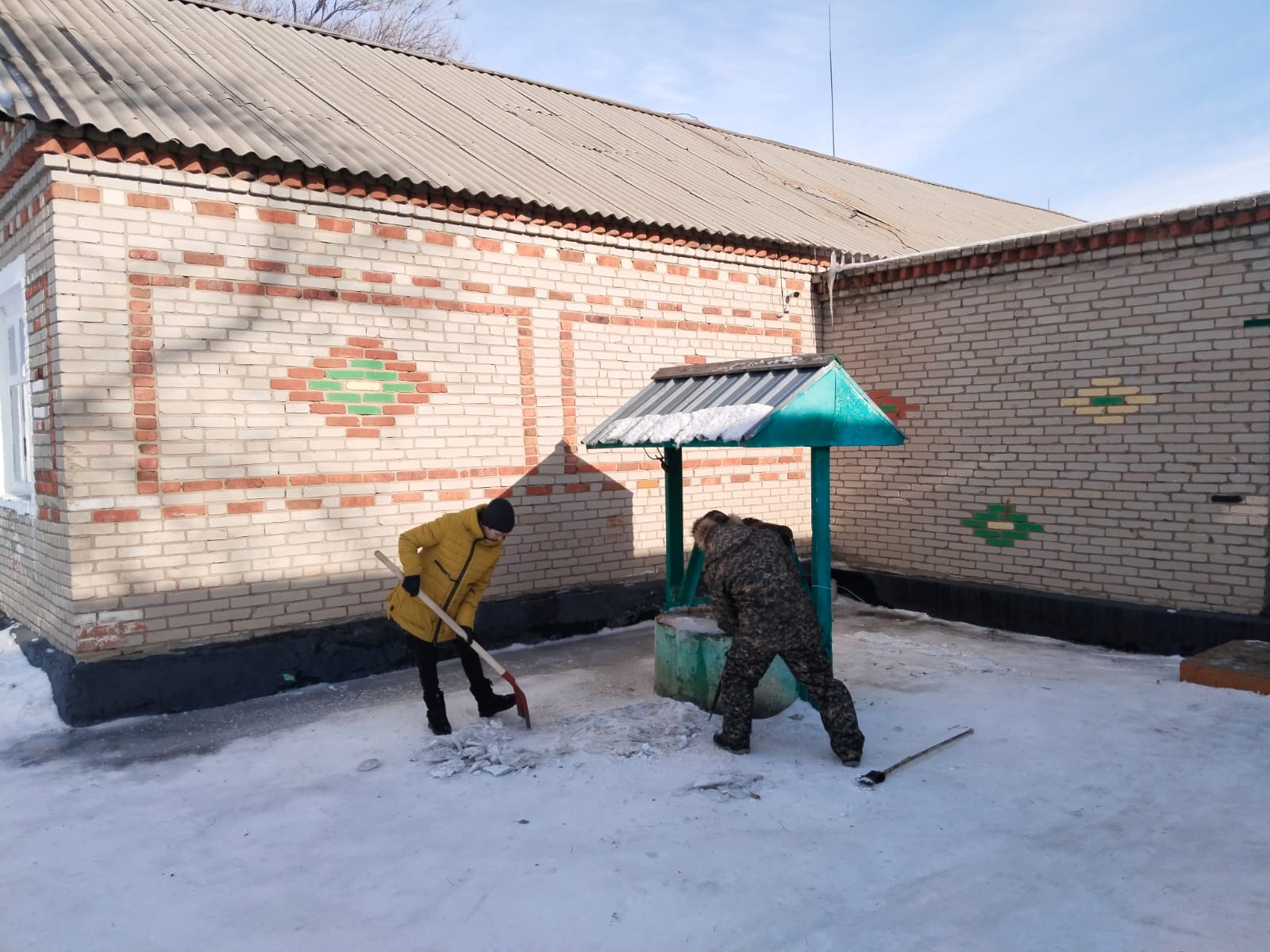 Құдықтың қасындағы қар тазалау жмыстары