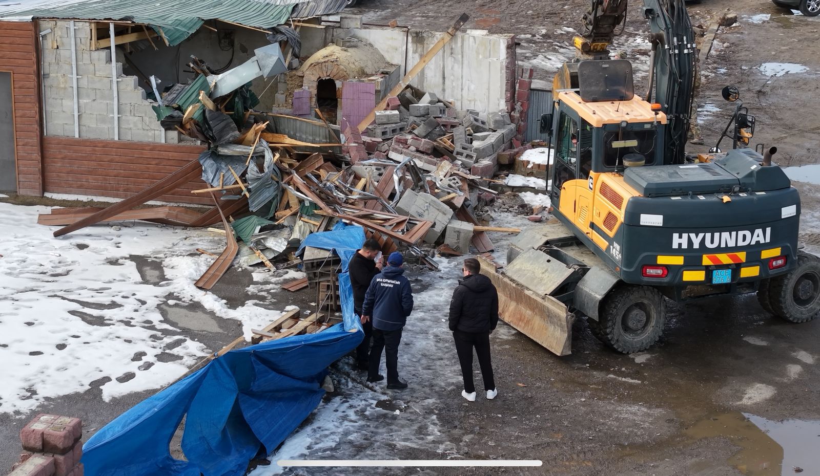 Алматыда заңсыз көлік жуу нысаны сүріліп жатыр