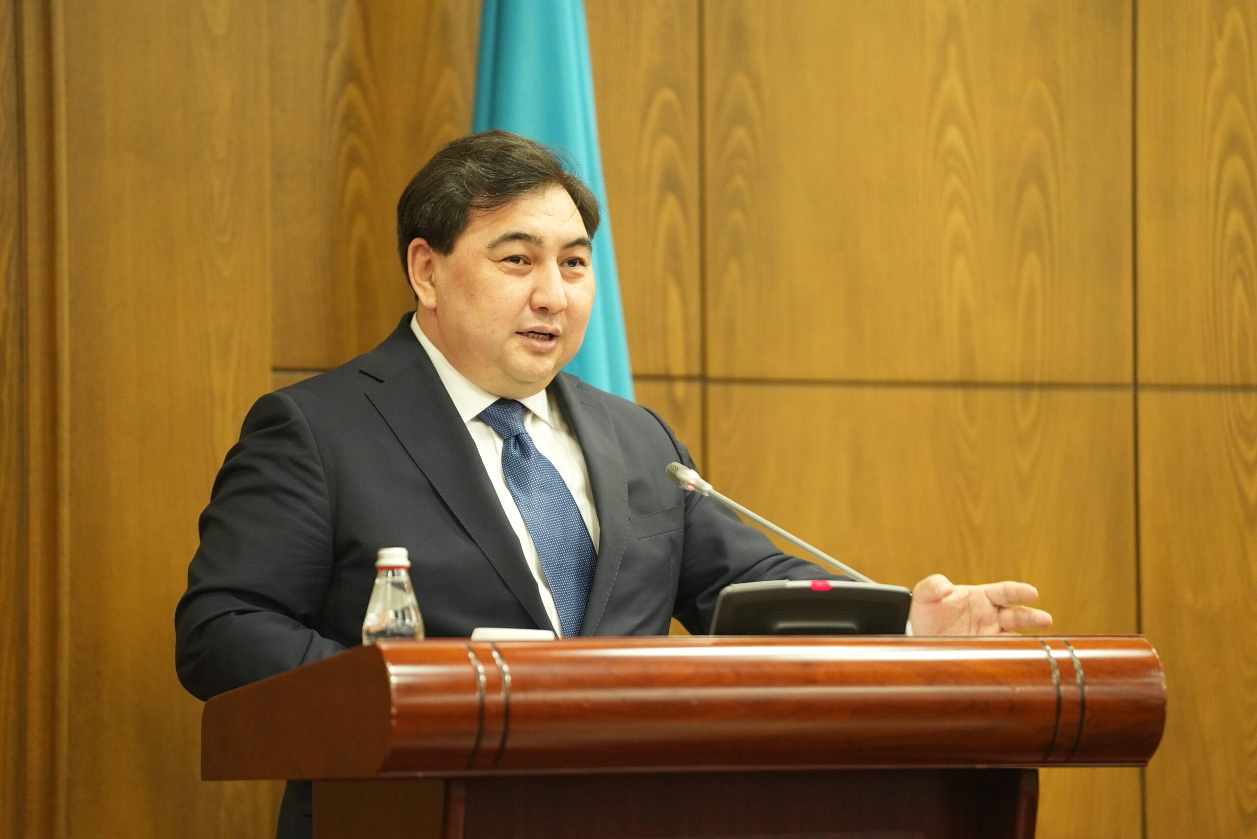 «Адал азамат»: сервистік және клиентке бағдарланған мемлекеттік аппараттағы қызметшілердің болмысы