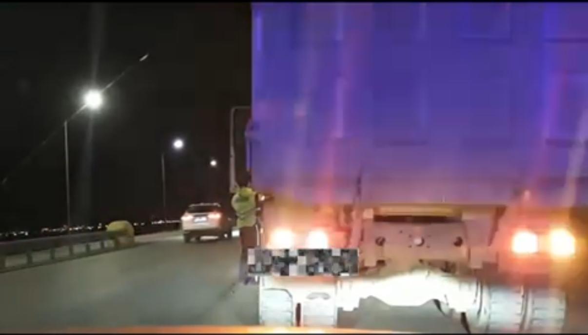 Жезқазған–Сәтбаев тасжолында мас күйде жүк көлігін басқарған екі жүргізуші ұсталды