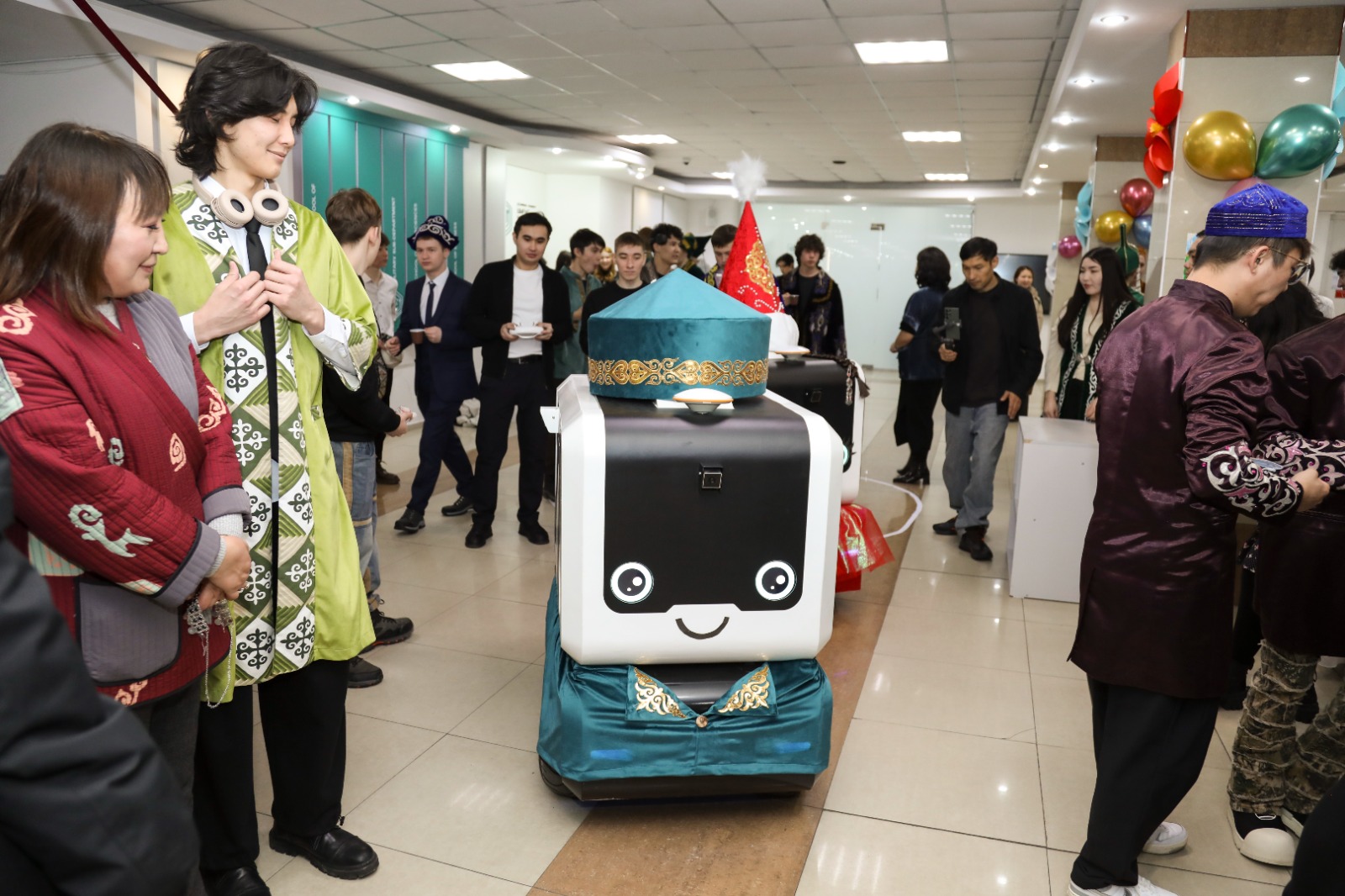 Камзол киген роботтар: ШҚО цифрландыруда көш бастап келеді