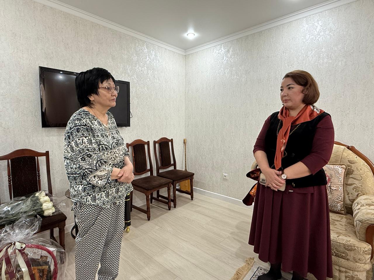 Көрісу күні білім басқармасының басшысы педагог ардагерін құттықтады