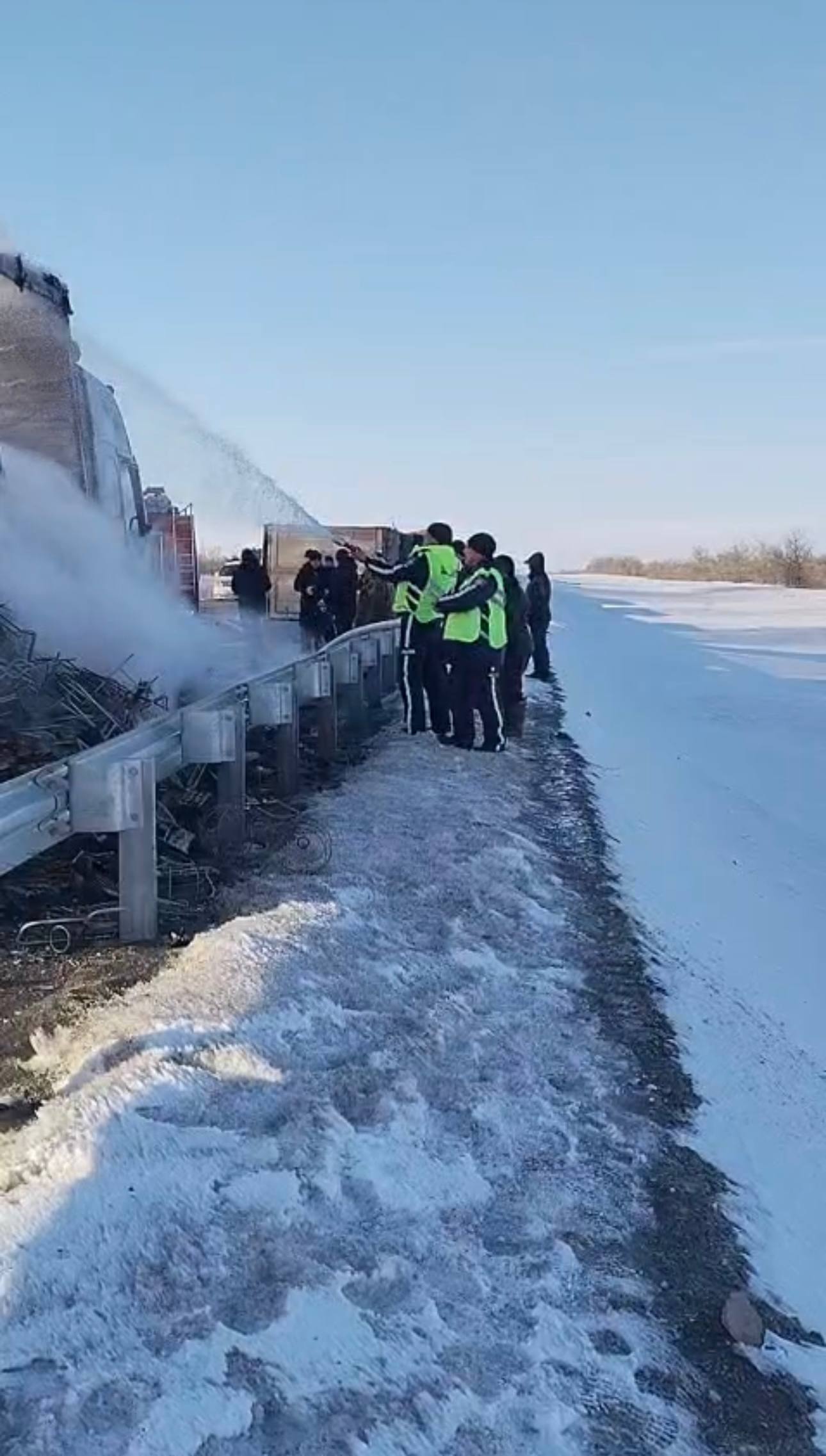 Абай облысында полицейлер жанып жатқан жүк көлігіндегі өртпен екі сағат күресті