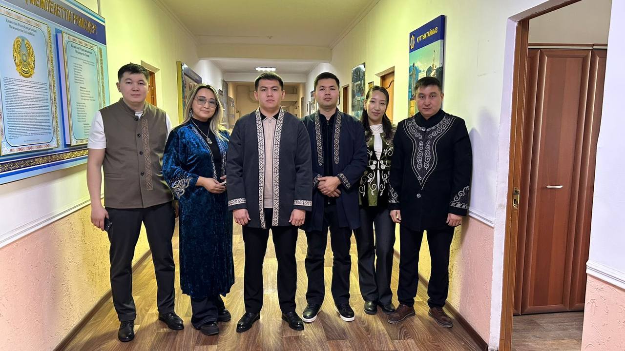 Құтқарушылар ұлттық киімде!