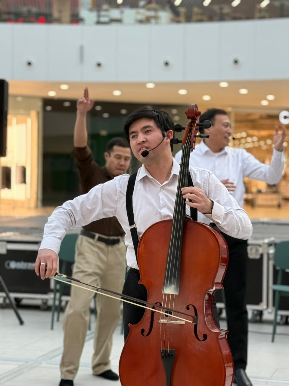 Мәдениет және ұлттық салт-дәстүр күніне орай Ұлан аудандық музыка мектебінің өнерпаздары Maxi mall сауда кешенінде шеру ұйымдастырып, халық әндерін әуелете шырқады.