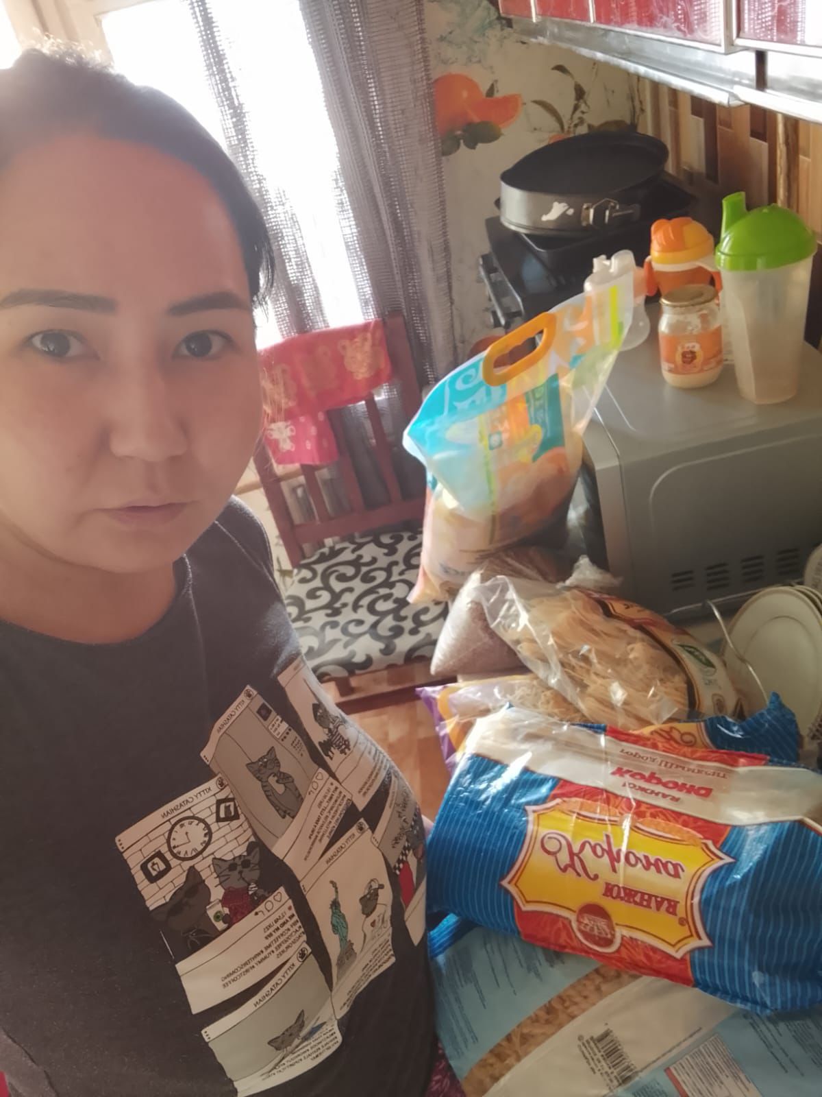 В рамках 15 марта — Дня благотворительности в Каратауском районе 10 социально уязвимым семьям были вручены продуктовые корзины.