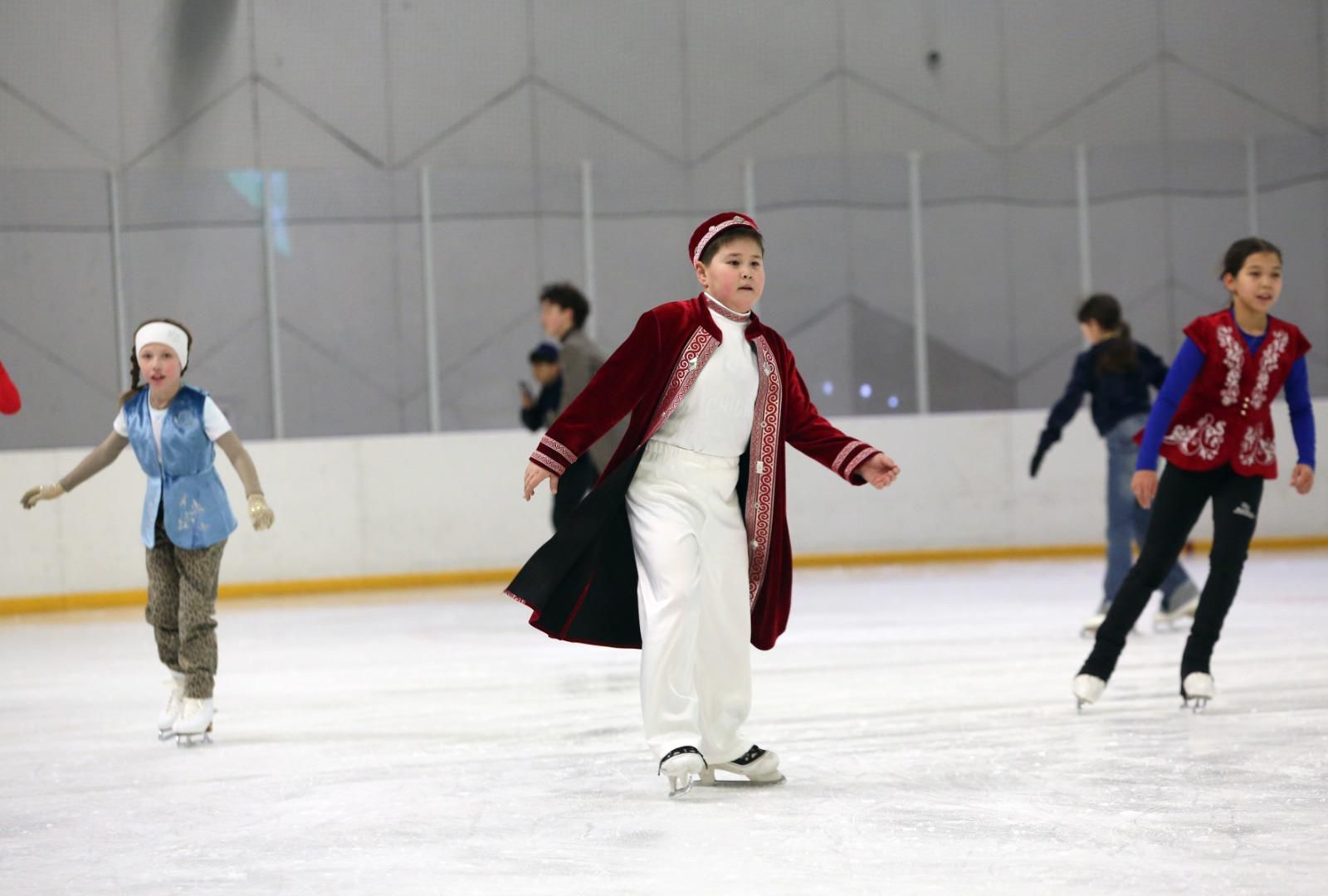 Алматылықтар алғаш рет ұлттық киіммен жаппай мұз айдынында сырғанады