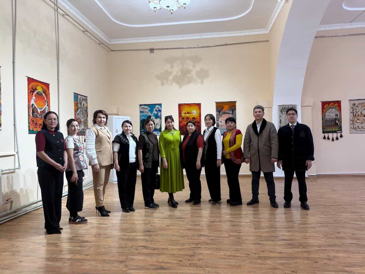 16 наурыз – Мәдениет және ұлттық салт-дәстүр күніне орай Департамент ұжымы С.Айтбаев атындағы көркемсурет галереясына барып, ұлттық қолданбалы өнер туындыларымен танысты