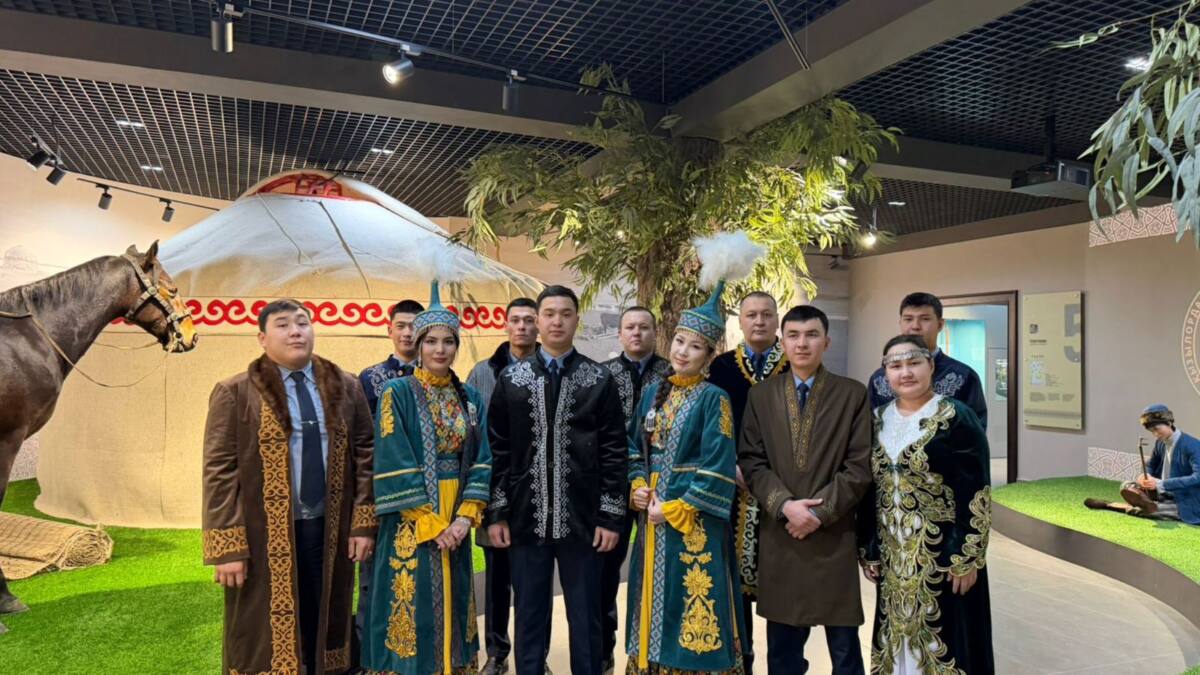 Ұлттық киім – рухани мұраның айнасы: ҚАЖ қызметкерлері дәстүрді дәріптеді