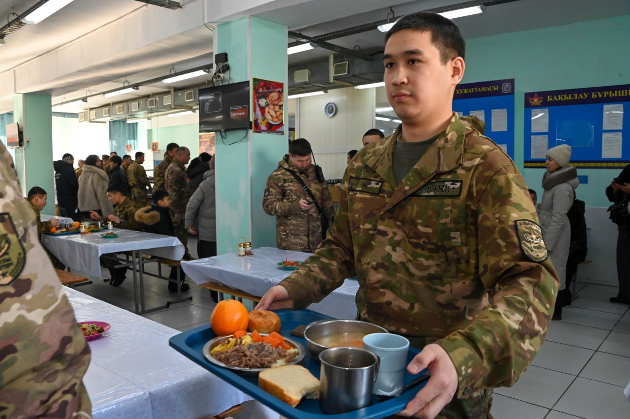 Швед үстелі және ұлттық тағамдар: Қарулы күштерде тамақтану жүйесінің жаңа стандарттары енгізілуде
