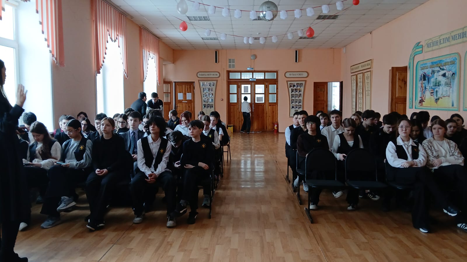 Мектеп оқушыларымен кездесу