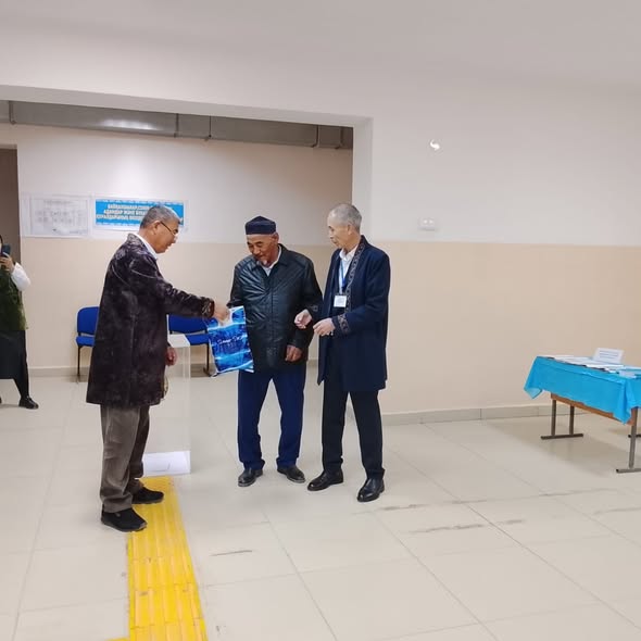 КЕЛЕС АУДАНЫНДА РЕФЕРЕНДУМДА АЛҒАШҚЫ ДАУЫС БЕРУШІЛЕРГЕ СЫЙЛЫҚТАР ТАБЫСТАЛДЫ