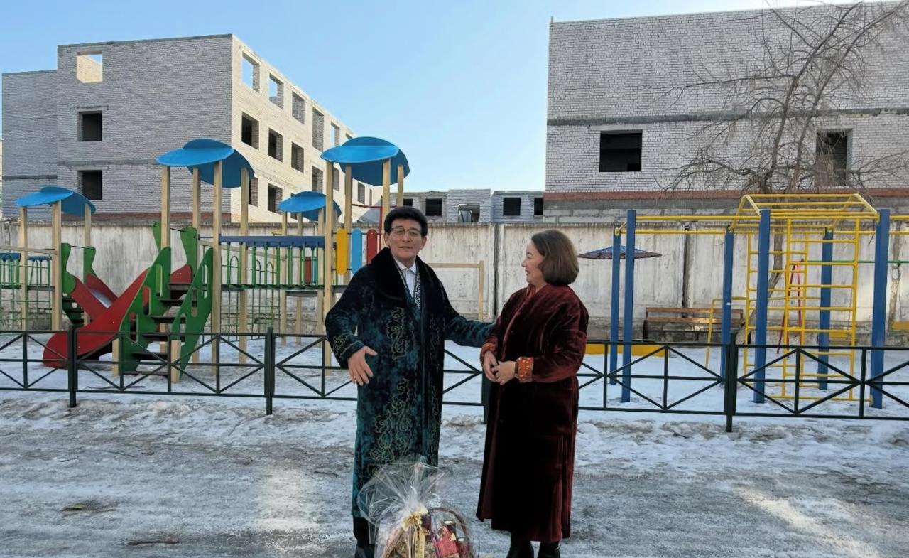 Білім басқармасының  басшысы Көрісу күні педагог ардагерін барып құттықтады