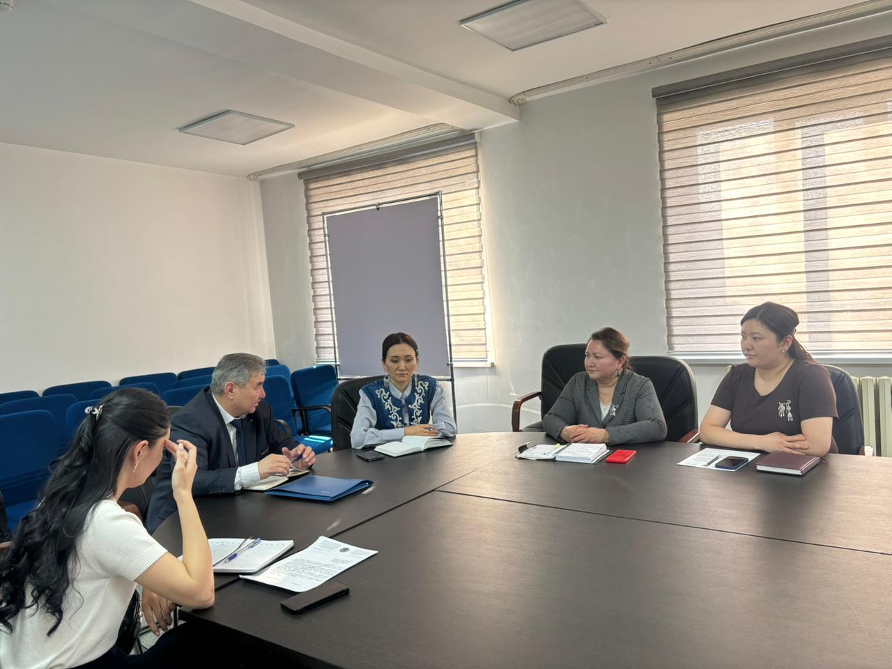 Дөңгелек үстел