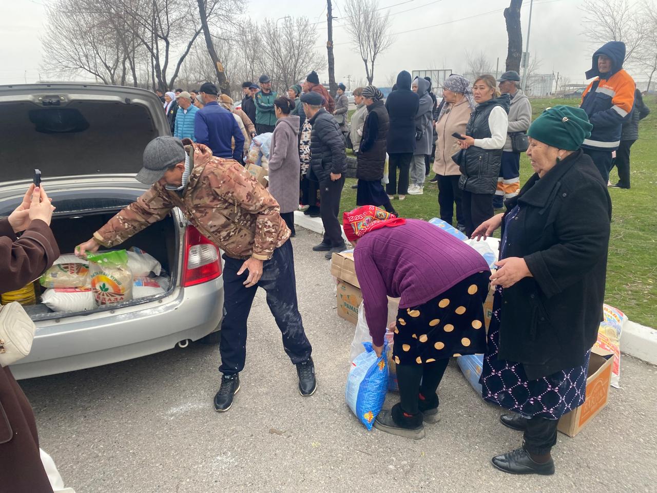 Еңбекші ауданында бүгін “Қайырымдылық” күні аясында кәсіпкерлердің демеушілігімен 217 отбасыға азық-түлік себеттері таратылды.
