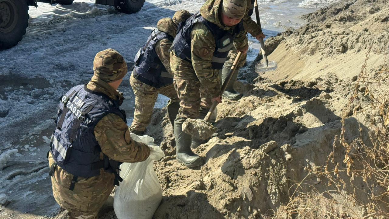 Алтай ауданында әскери қызметшілер су тасқынының алдын алу мақсатында каналдарды тазалады