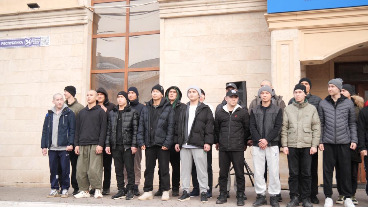 Астанада көктемгі шақырылымдағы алғашқы сарбаздар салтанатты түрде әскерге аттанды