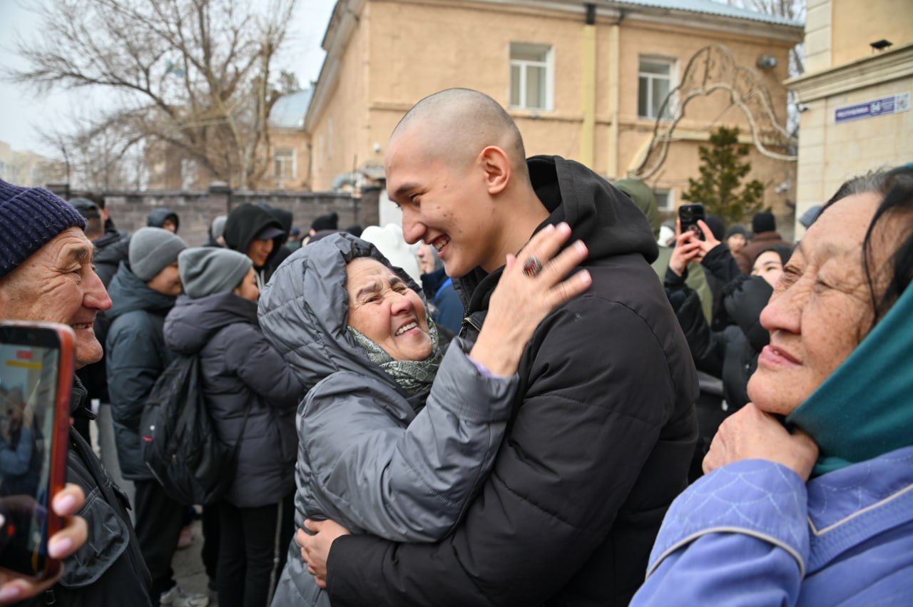 Көктемгі шақыру: Астанада және өңірлерде мерзімді әскери қызметке алынғандардың алғашқы лектері жіберілді