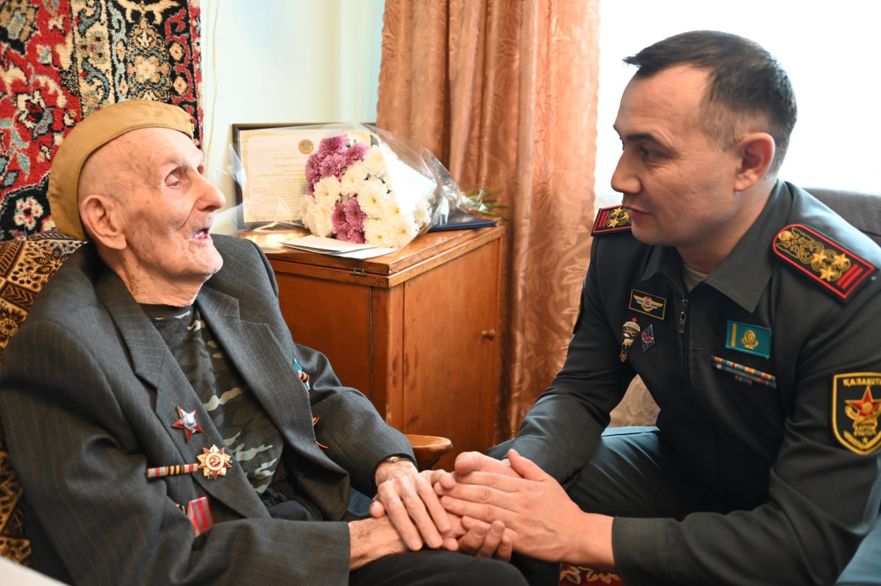 Қарағандыда әскери қызметшілер соғыс ардагерін ғасырлық мерейтойымен құттықтады