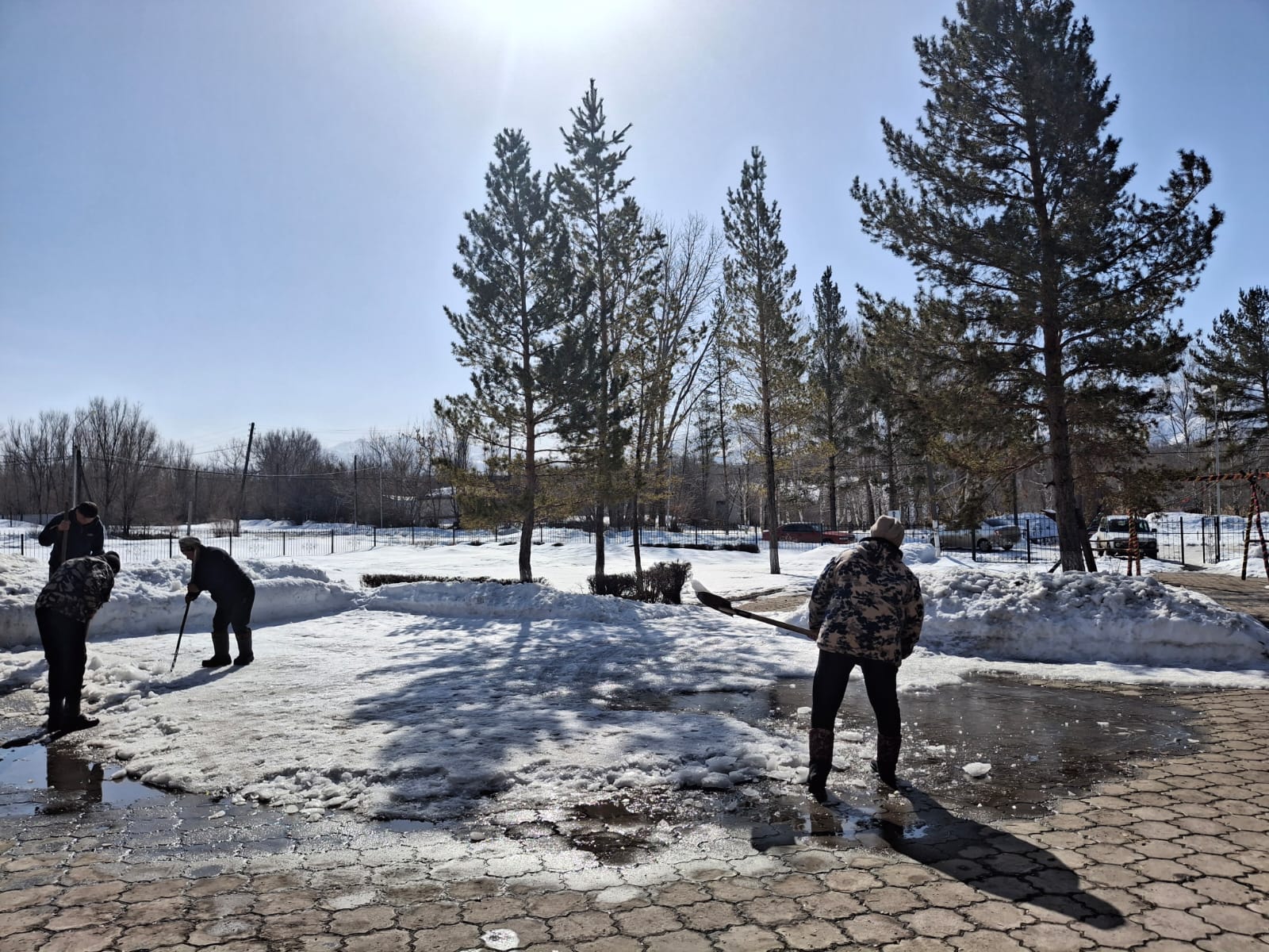 Жаңару күніне орай Тоқжайлау мәдениет үйінің ауласында тазалық жұмыстары жүргізілді.