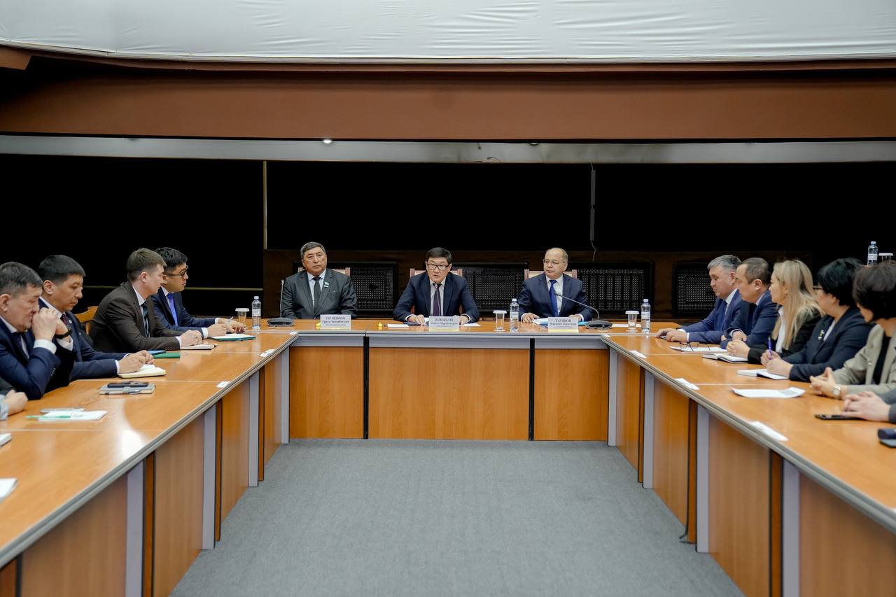 Семей әкімдігінде тексеру комиссиясының қатысуымен дөңгелек үстел өтті
