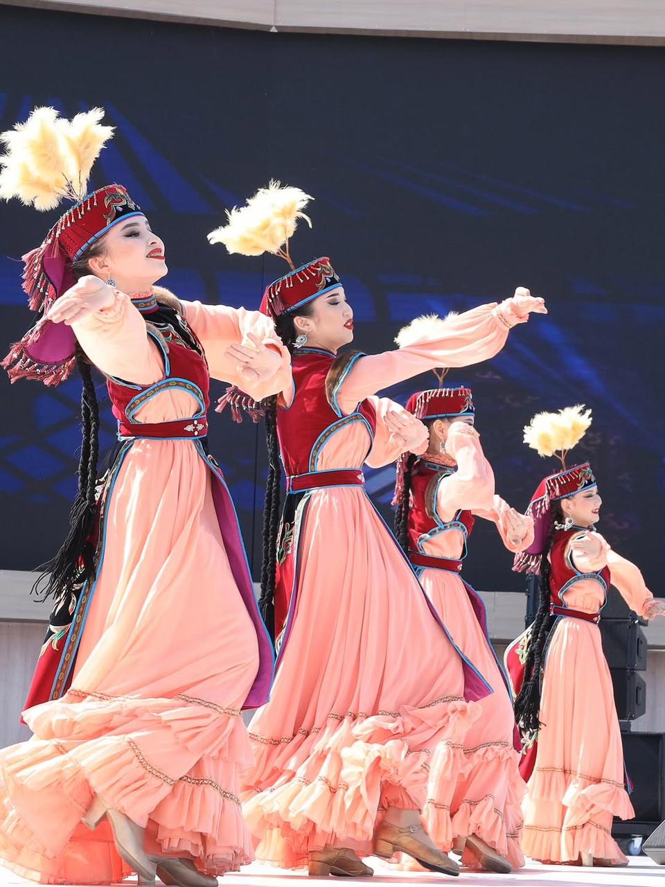 ӘЗ-НАУРЫЗДАҒЫ ӘСЕМ БИ КӨРЕРМЕНДІ ТӘНТІ ЕТТІ