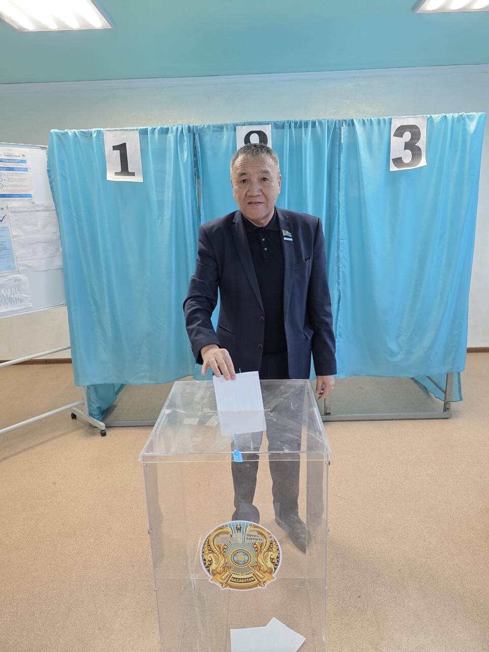 Приозерск қалалық мәслихатының депутаттары сайлау учаскесіне келіп, дауыс берді.