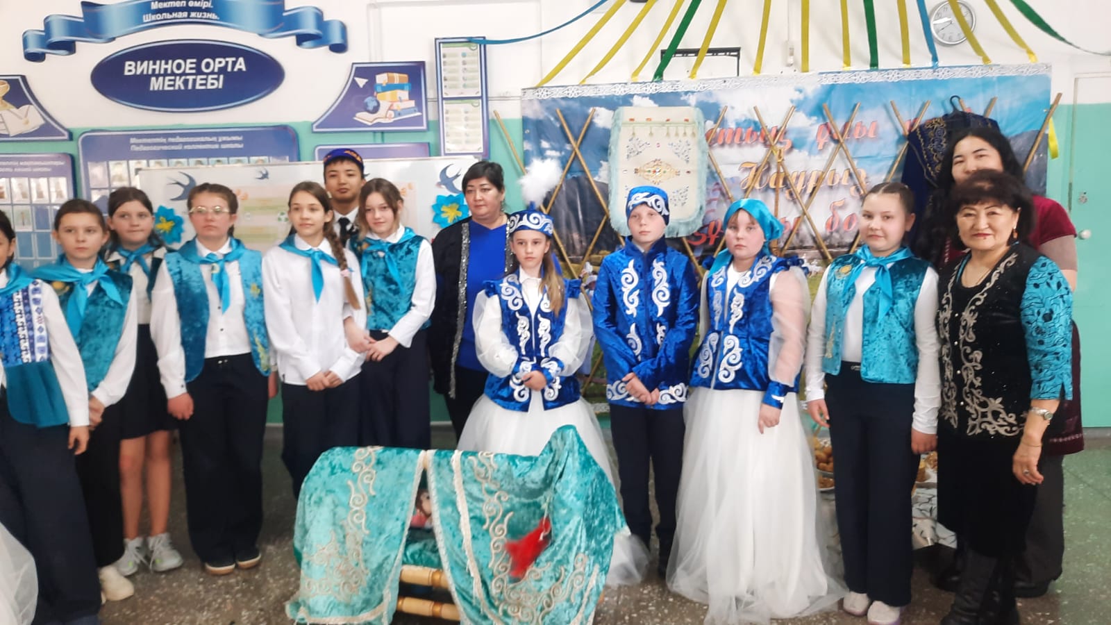 Глубокое ауданы Достық үйінің жанындағы аналар кеңесінің төрайымы Р. Адильбаева Винное орта мектебінде өткен “Ұлттық дәстүр күніне арналған” іс-шараға қатысты