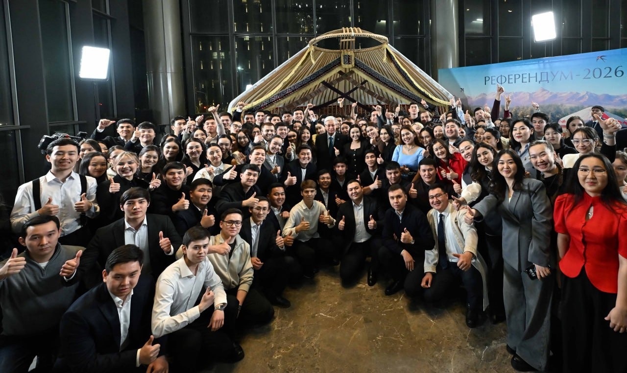 Мемлекет басшысы референдумға белсене қатысқан жастармен әңгімелесті