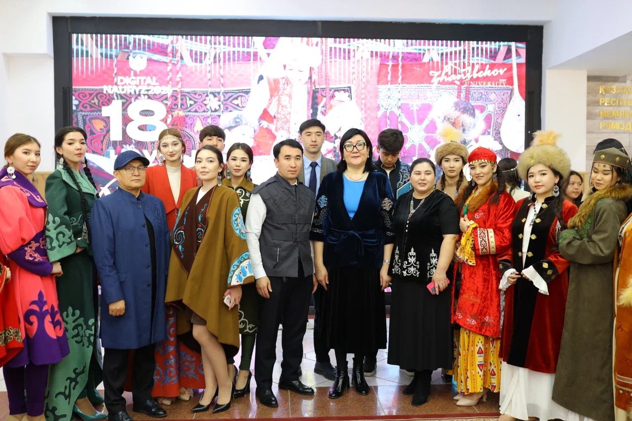 Шымкент қаласының жастар саясаты басқармасының ұйымдастыруымен Өзбекәлі Жәнібеков атындағы Оңтүстік Қазақстан педагогикалық университетінде 18 наурыз – Ұлттық киім күніне орай «Ұлттық киім – ұрпаққа мұра» атты арнайы іс-шара өтті.