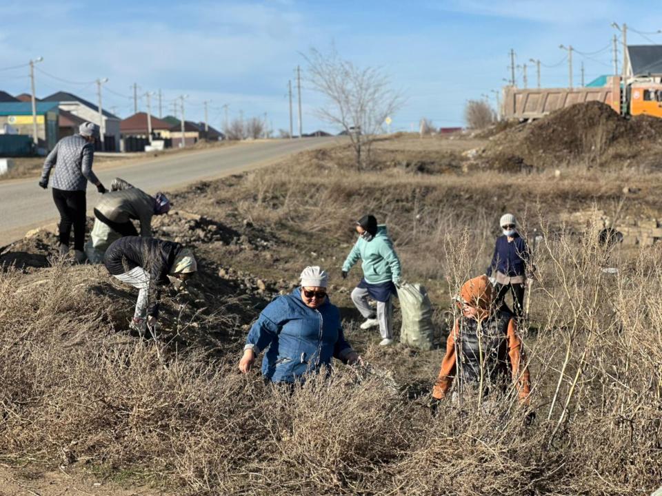 «Таза Қазақстан» акциясы аясында Алғада 200 тоннаға жуық қоқыс полигонға шығарылды