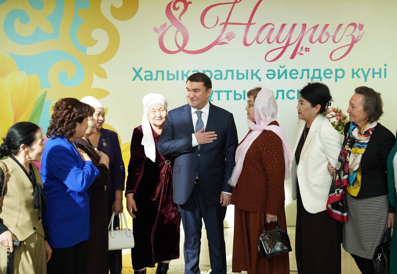 ТҮРКІСТАН ОБЛЫСЫНЫҢ ӘКІМІ КӨПБАЛАЛЫ, АРДАҚТЫ АНАЛАРМЕН КЕЗДЕСІП, МЕРЕКЕМЕН ҚҰТТЫҚТАДЫ